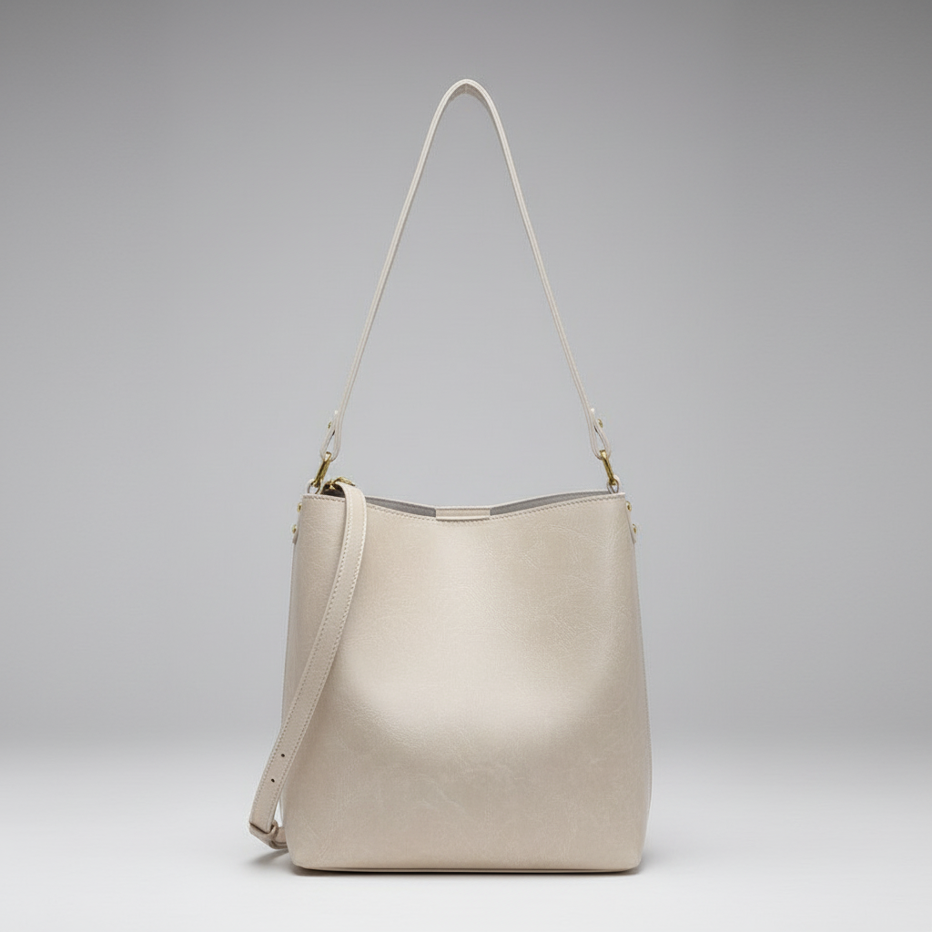 Mala bege com fundo de estúdio